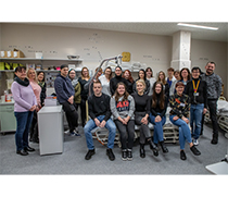 Die Auszubildenden der Klasse 20b der Generalistischen Pflegeausbildung des Ausbildungszentrums für Gesundheitsfachberufe (AZG) mit den zuständigen Mitarbeitenden des Pflegedirektorates im Lehrkabinett beim Auftakt für das Projekt „Azubis leiten eine Station“ in der Universitätsklinik für Strahlentherapie Magdeburg